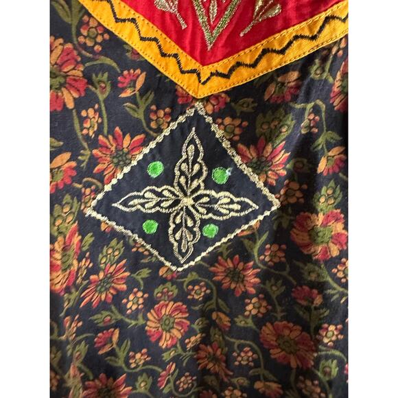 South Asian Anarkali dress or kurta with floral pattern and colorful embroidery - Picture 4 of 7